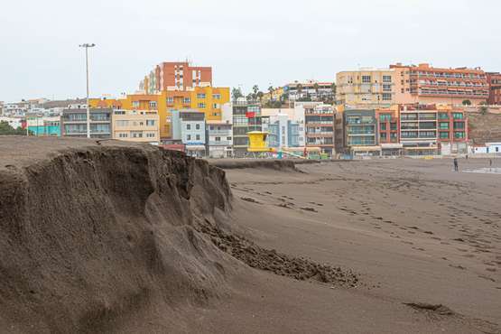El fuerte oleaje rebana la arena de Melenara/Antonio Rico.